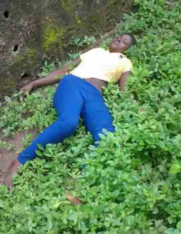 Unidentified Lady Found Dead In Lagos, Corpse Dumped By The Roadside. Graphic Photo
